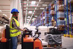mujer-trabajando-en-un-almacen